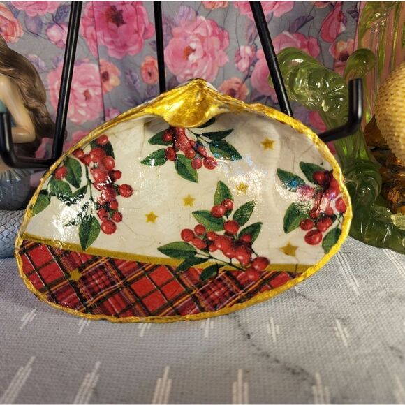 DECOUPAGE CLAM SHELL DECOUPAGE CHRISTMAS HOLLY ON A CLAM SHELL TRINKET DISH - Picture 1 of 10